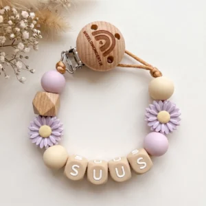 speenkoord met naam beige letterkralen lila bloemen