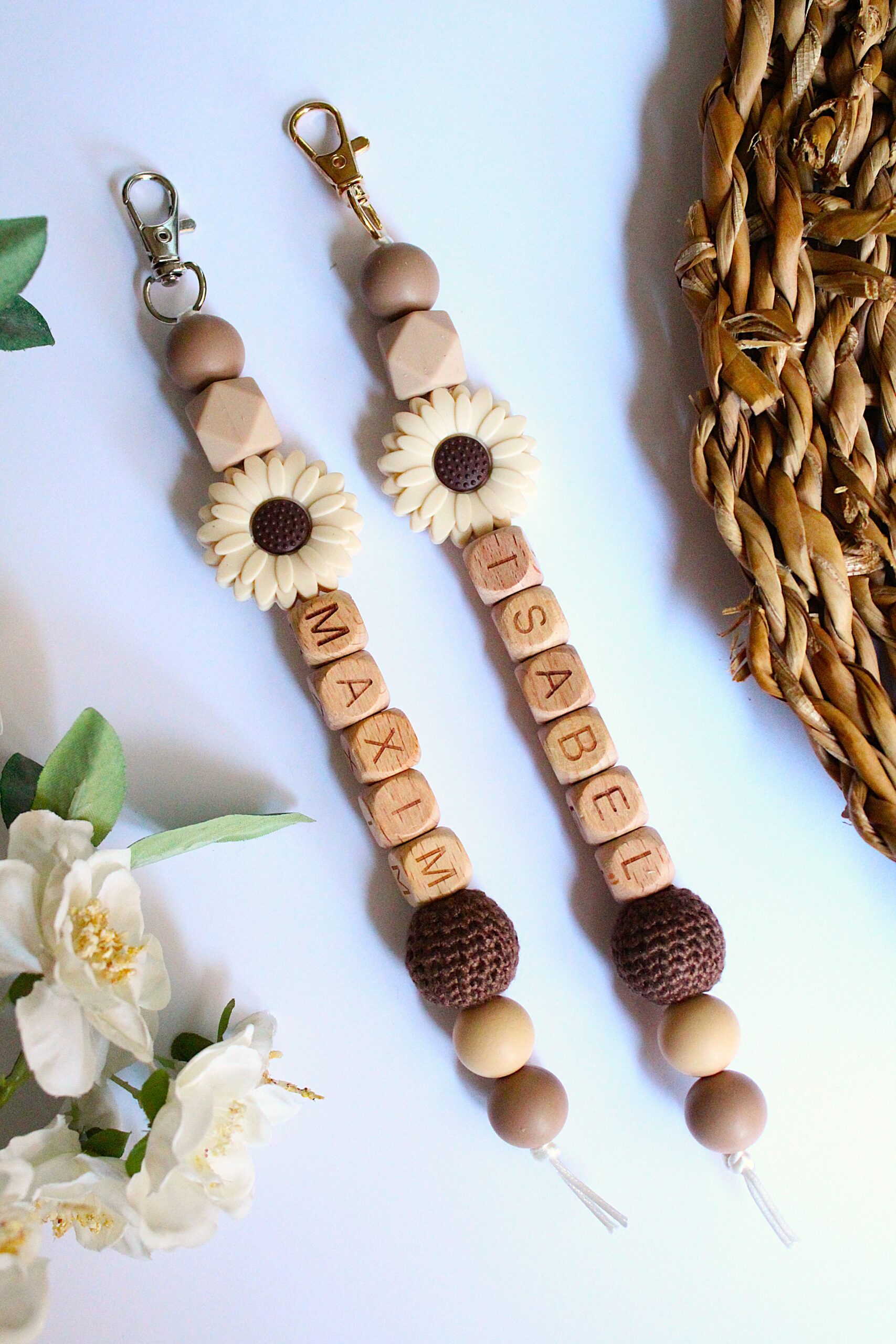 sleutelhanger met naam bruin beige madelief