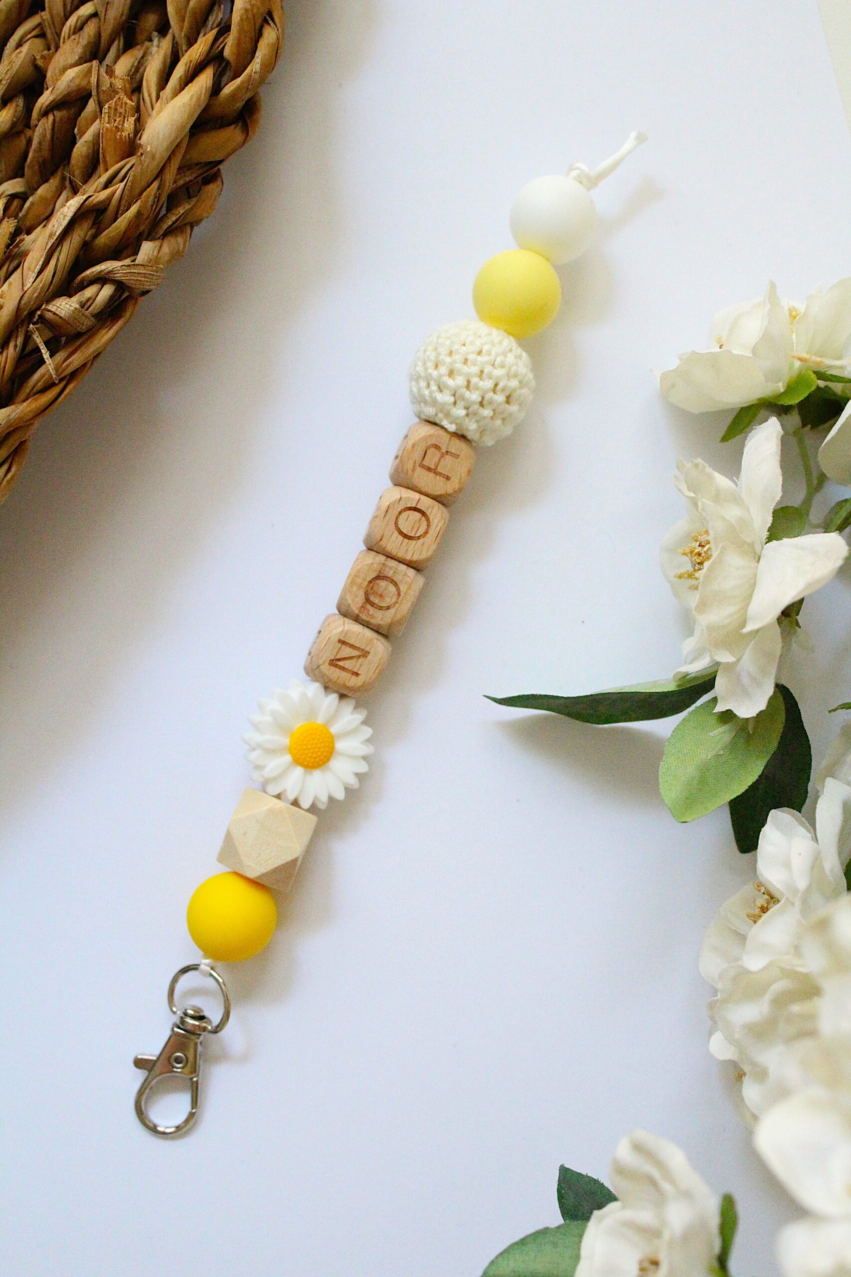 sleutelhanger met naam geel wit madelief