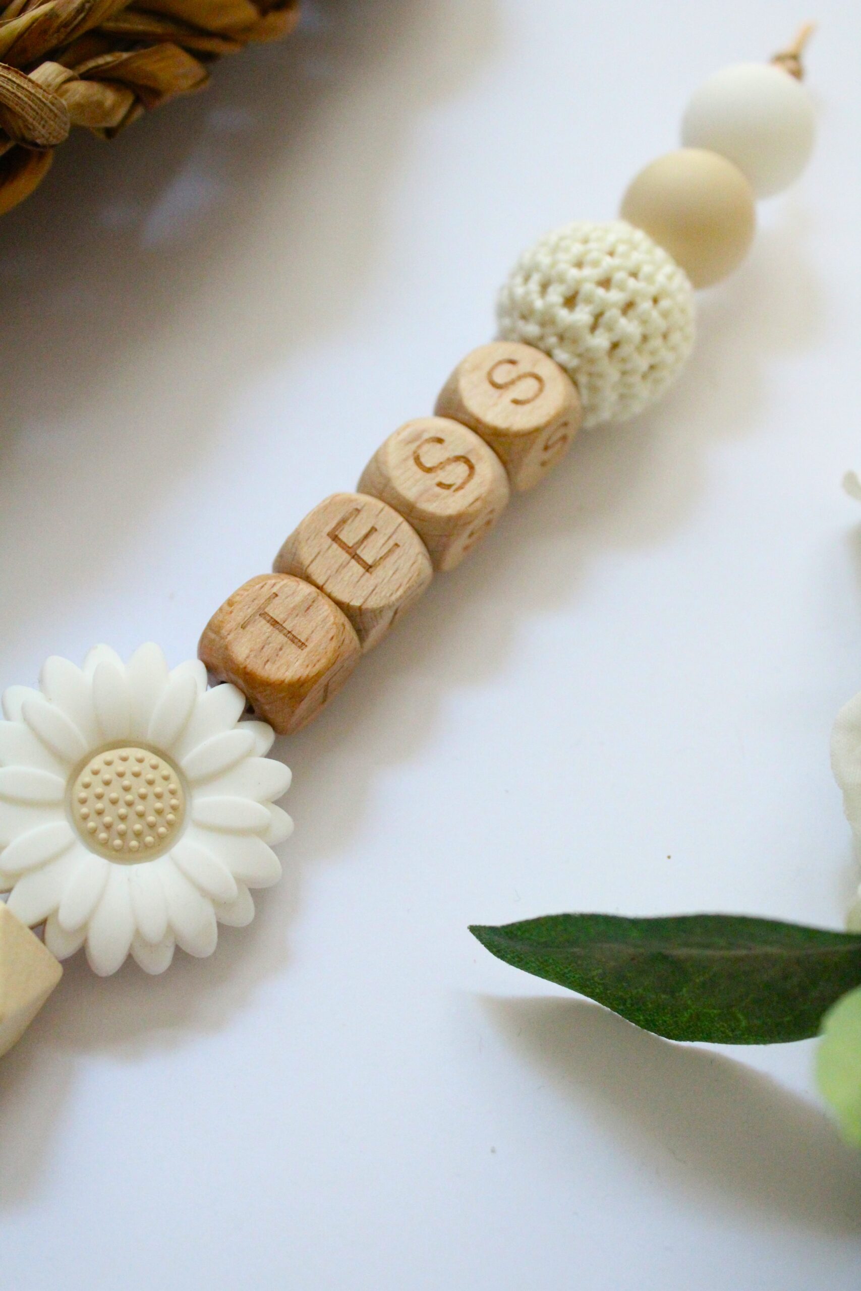 sleutelhanger met naam beige wit bloem
