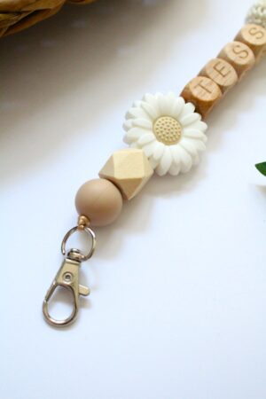 sleutelhanger met naam wit beige bloem