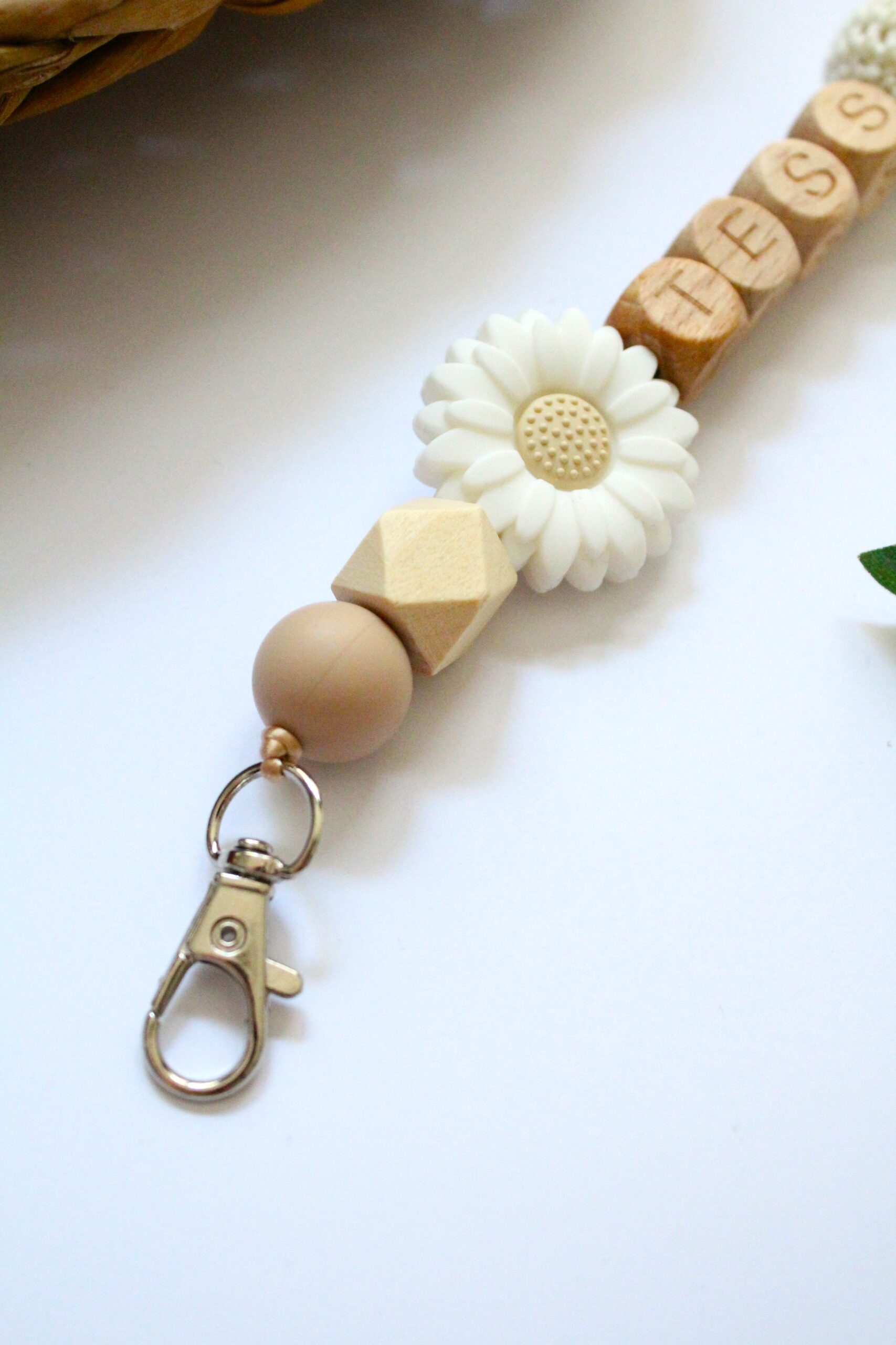 sleutelhanger met naam wit beige bloem