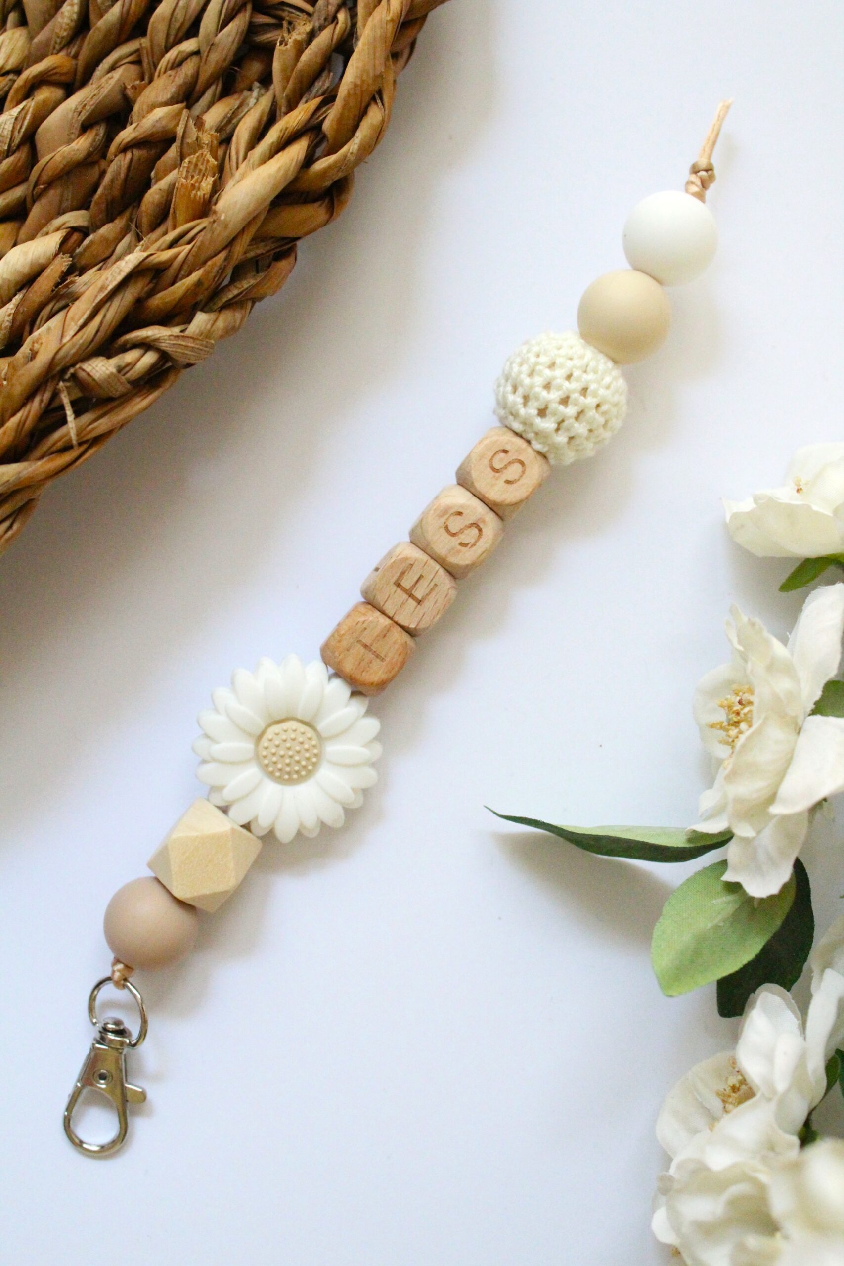 sleutelhanger met naam beige wit bloem